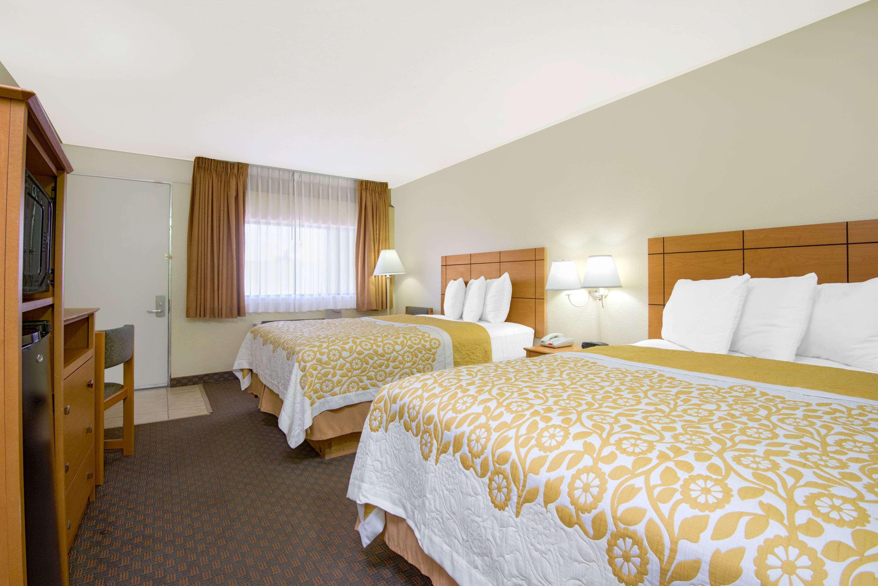 Days Inn & Suites By Wyndham Clovis Exterior photo